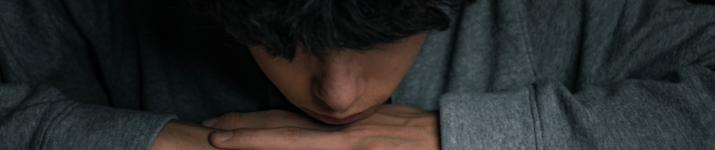 Billede af An Vuong, pexels.com
https://www.pexels.com/da-dk/foto/haender-bord-hoved-refleksion-16342977/